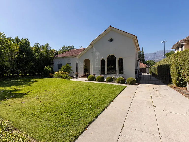 1541 Rose Villa St — Photo 3