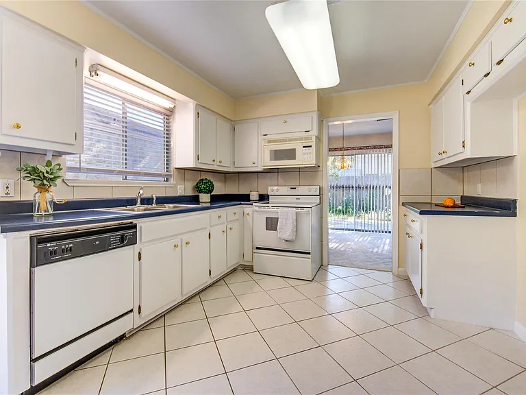 1927 Ash Meadow Dr — Photo 16