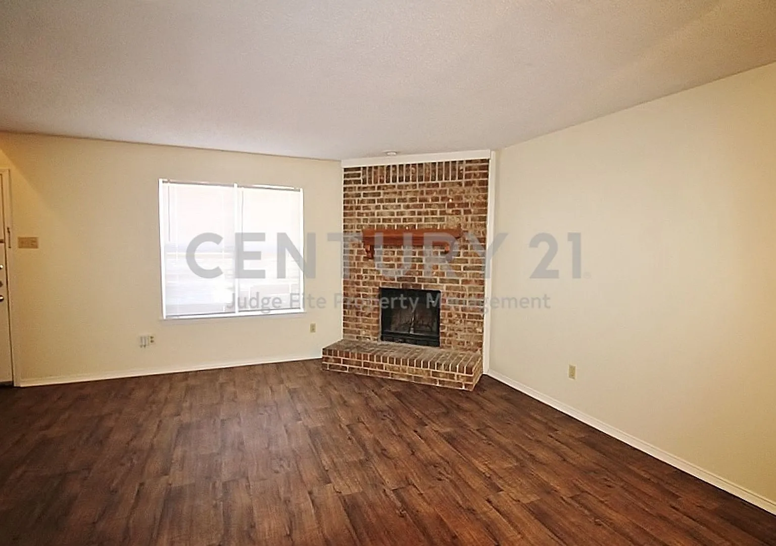 Inviting 2-Story 2/1.5 Townhome in Duncanville For Rent! — Photo 2