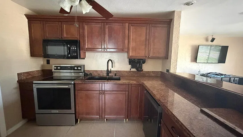 3 bed, 893 sqft, $2,700 — Photo 3