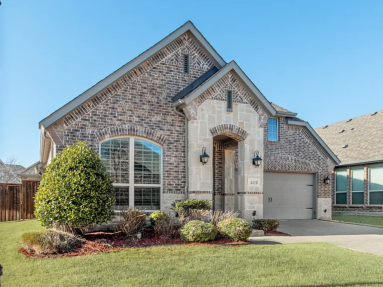 4420 Avenida Ln — Photo 3