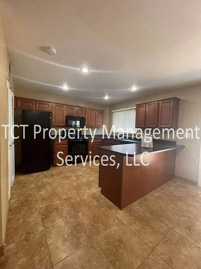 2 bed, 2.5 bath, 1424 sqft, $1,800 — Photo 3
