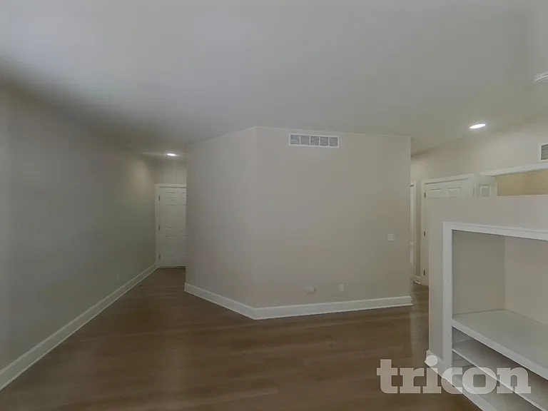 2290 Saint Claire Dr — Photo 2