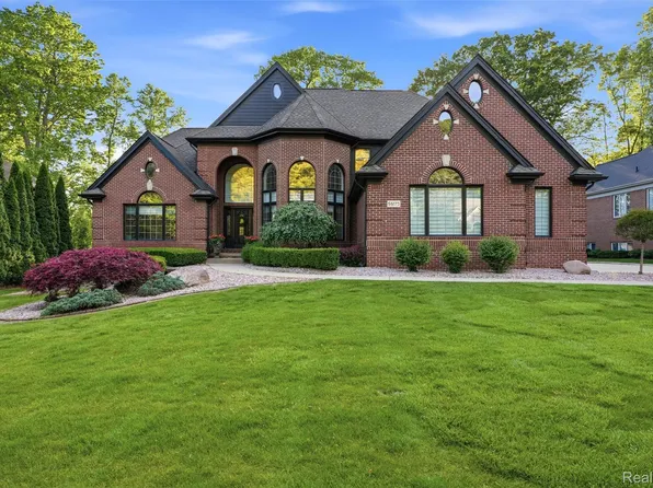 56173 Parkview Dr, Shelby Township, MI 48316
