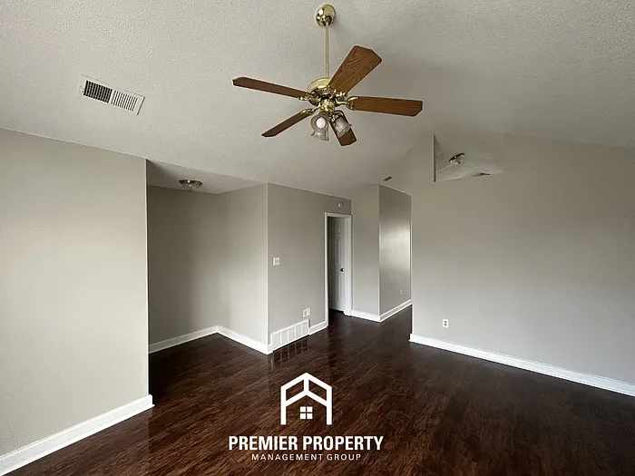 2563 Waverly Dr — Photo 3