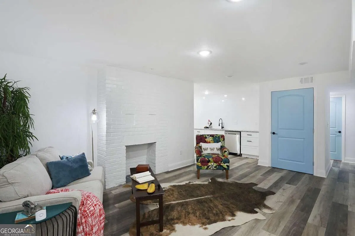 3 bed, 2.0 bath, $2,300 — Photo 2