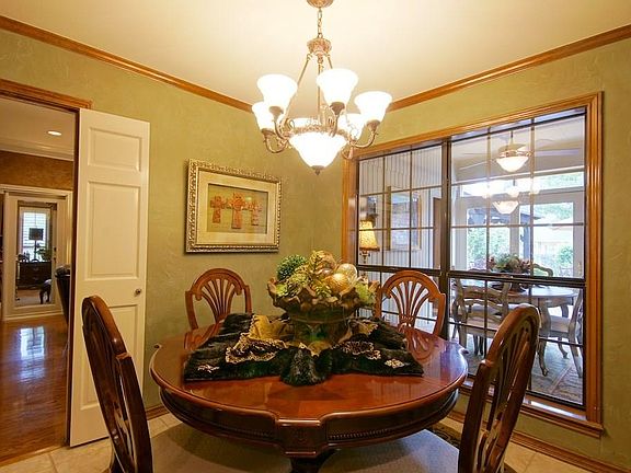5th image of 1009 Elaine Dr
