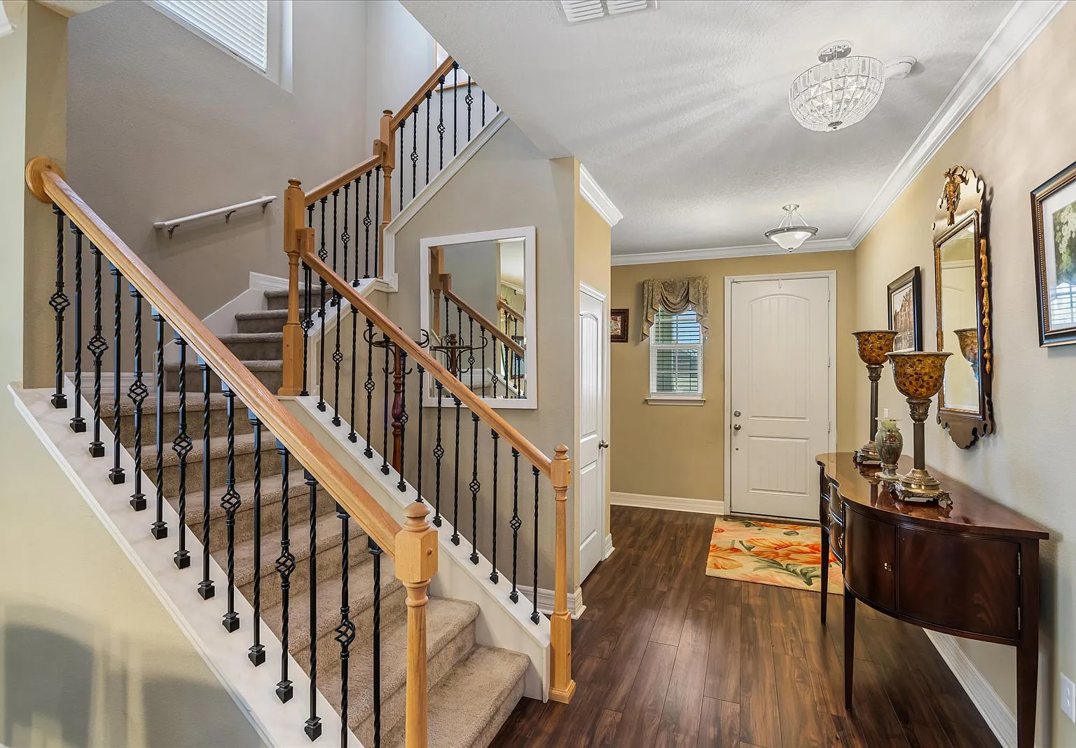 5 bed, 2.5 bath, 2904 sqft, $3,600 — Photo 2