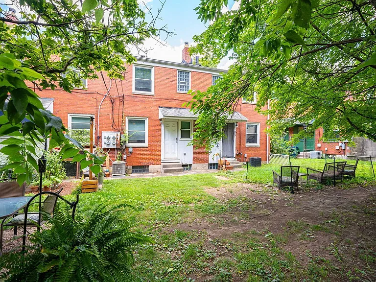 213 E Hudson St — Photo 17