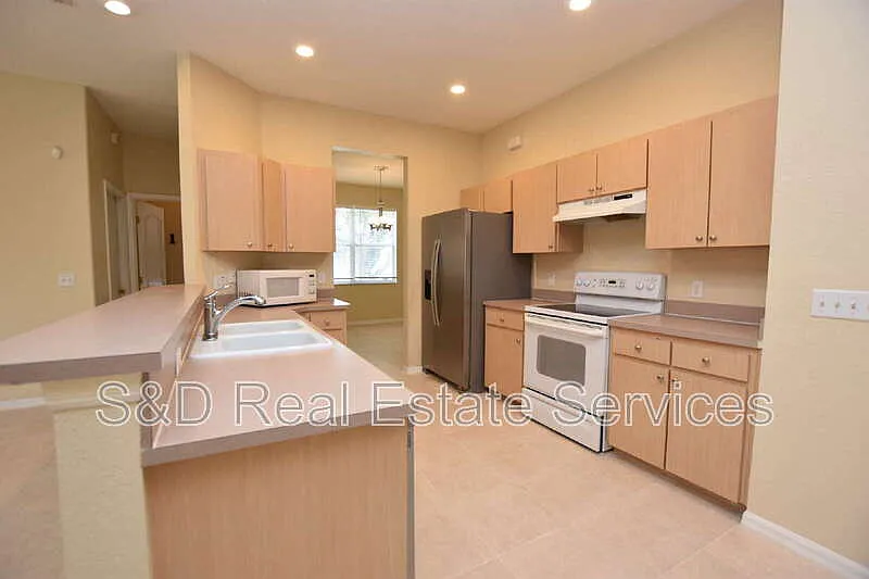4 bed, 2.0 bath, 1859 sqft, $2,165 — Photo 2