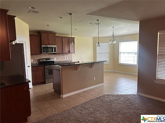 3rd image of 806 Siena Ct