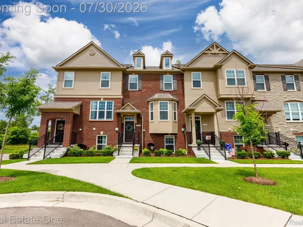 2785 Hartwick Dr, Rochester, MI 48307