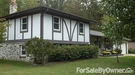 Spacious Tri-Level fits Growing Family!
						:
						3 lrg bedrooms + full bath upstairs; 12x28 family room, den, 3/4 bath lwr level