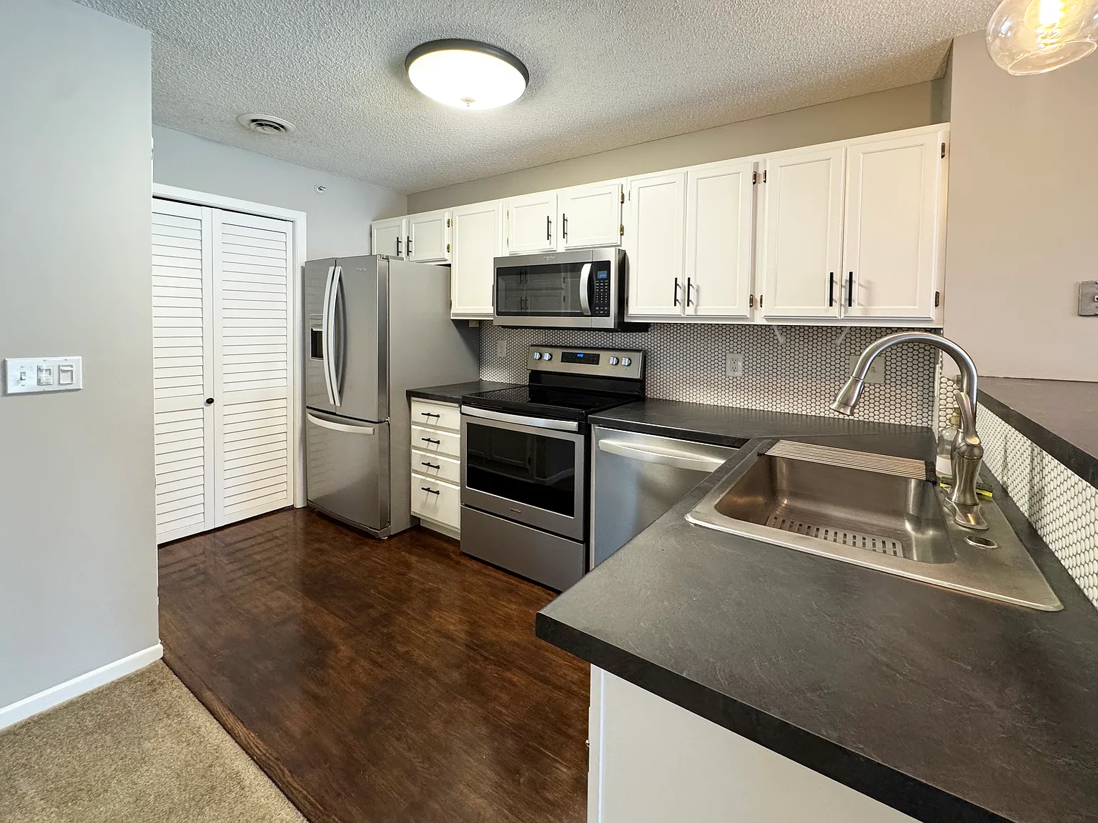 2 bed, 982 sqft, $2,500 — Photo 3