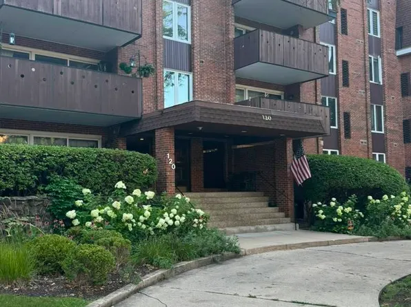 120 S Spruce Ave #407, Wood Dale, IL 60191
