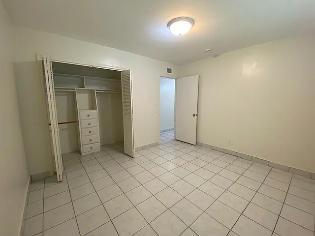 880 N Waverly St — Photo 13