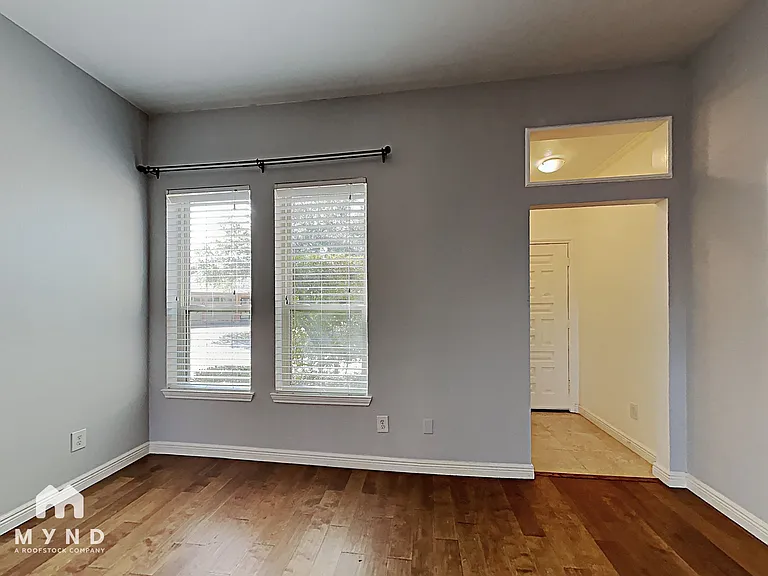 1607 Boardwalk Ct — Photo 3