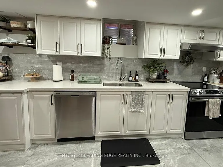 32 Westfield Dr E — Photo 3