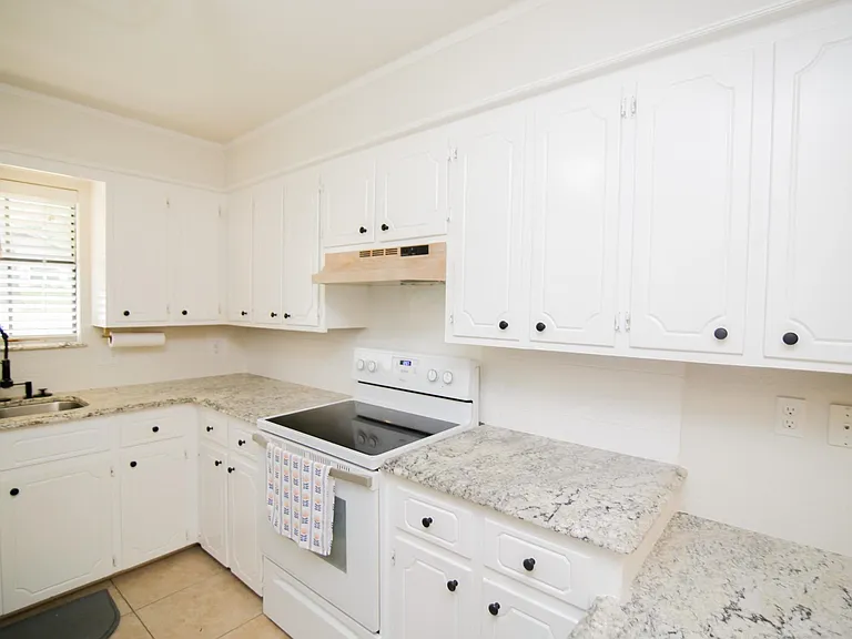 413 Woodway Ln — Photo 10