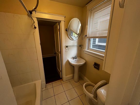 3rd image of 1009 Porter St #A