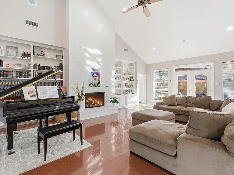 7927 Wolfield Ln — Photo 4