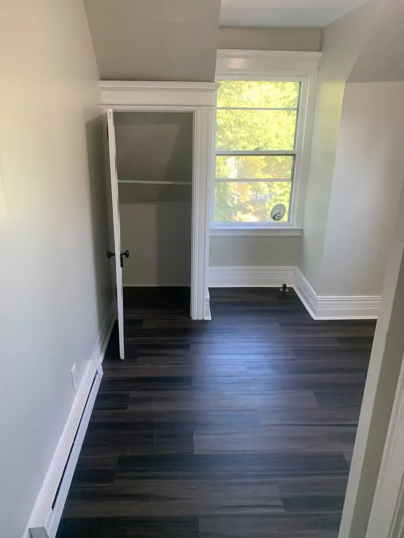 3 bed, 1000 sqft, $2,449 — Photo 3