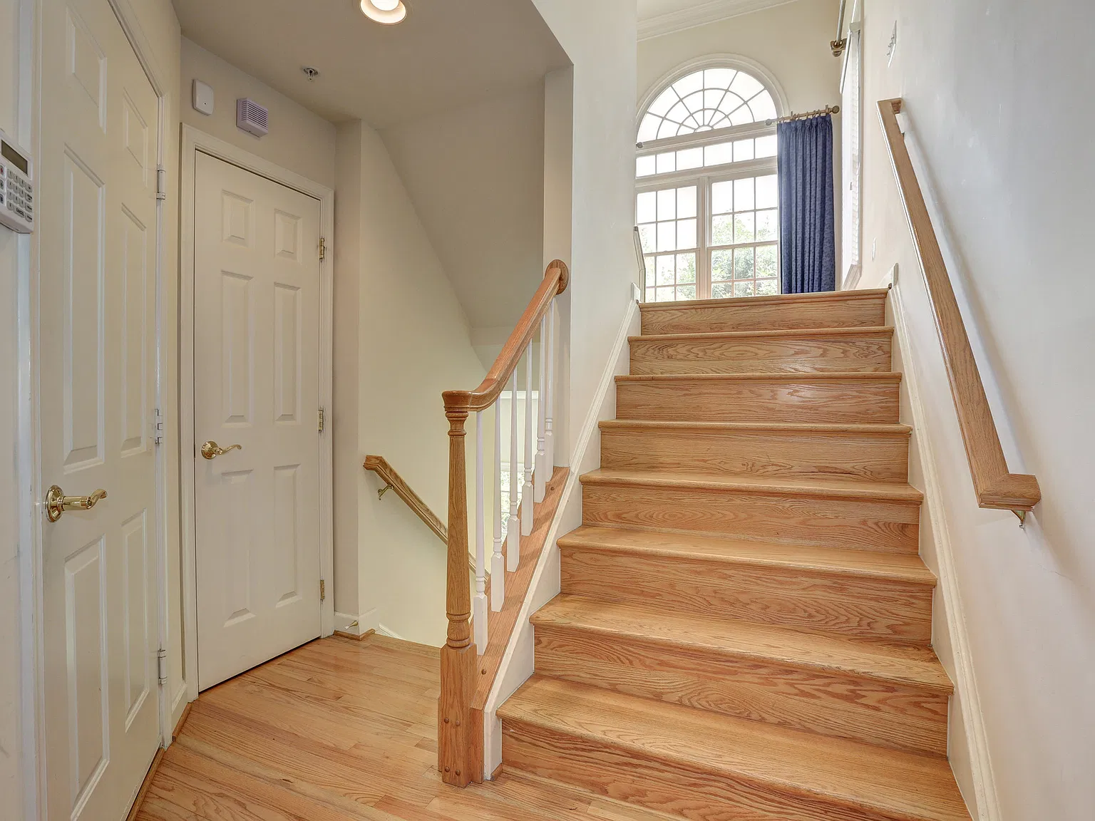 3 bed, 3.5 bath, 2432 sqft, $3,950 — Photo 2