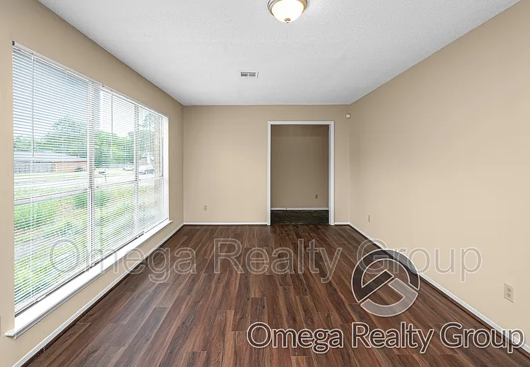 4078 Strathmore Dr — Photo 2