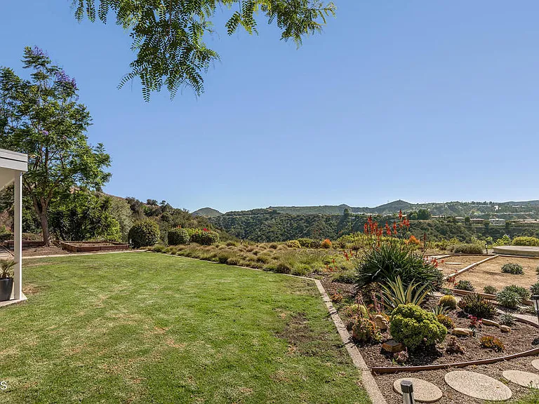 2075 Linda Flora Dr — Photo 3