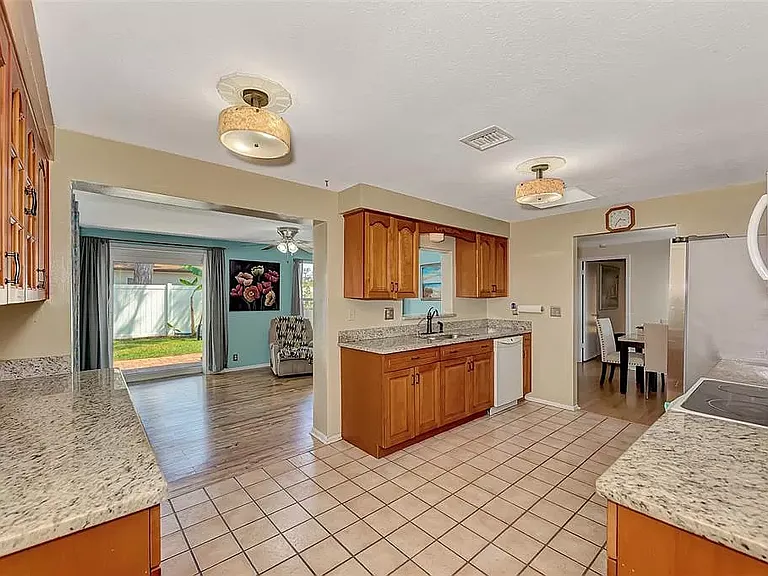 1329 Nantucket Rd — Photo 17