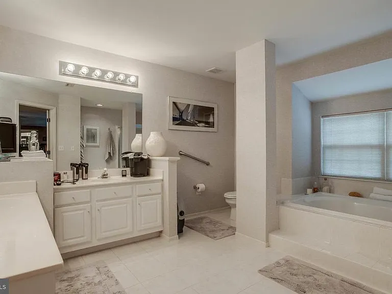 9810 Bolton Village Ct — Photo 16