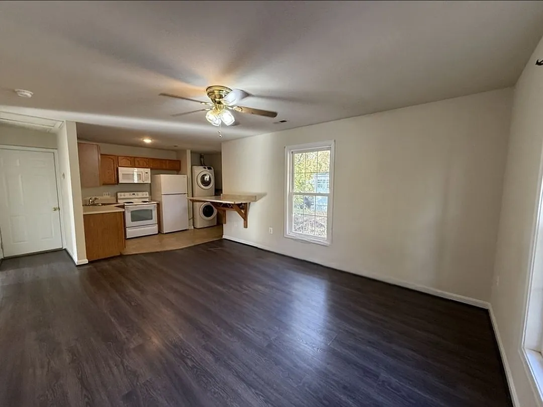 Upper level 2bed 1bath apartment in prime location — Photo 3