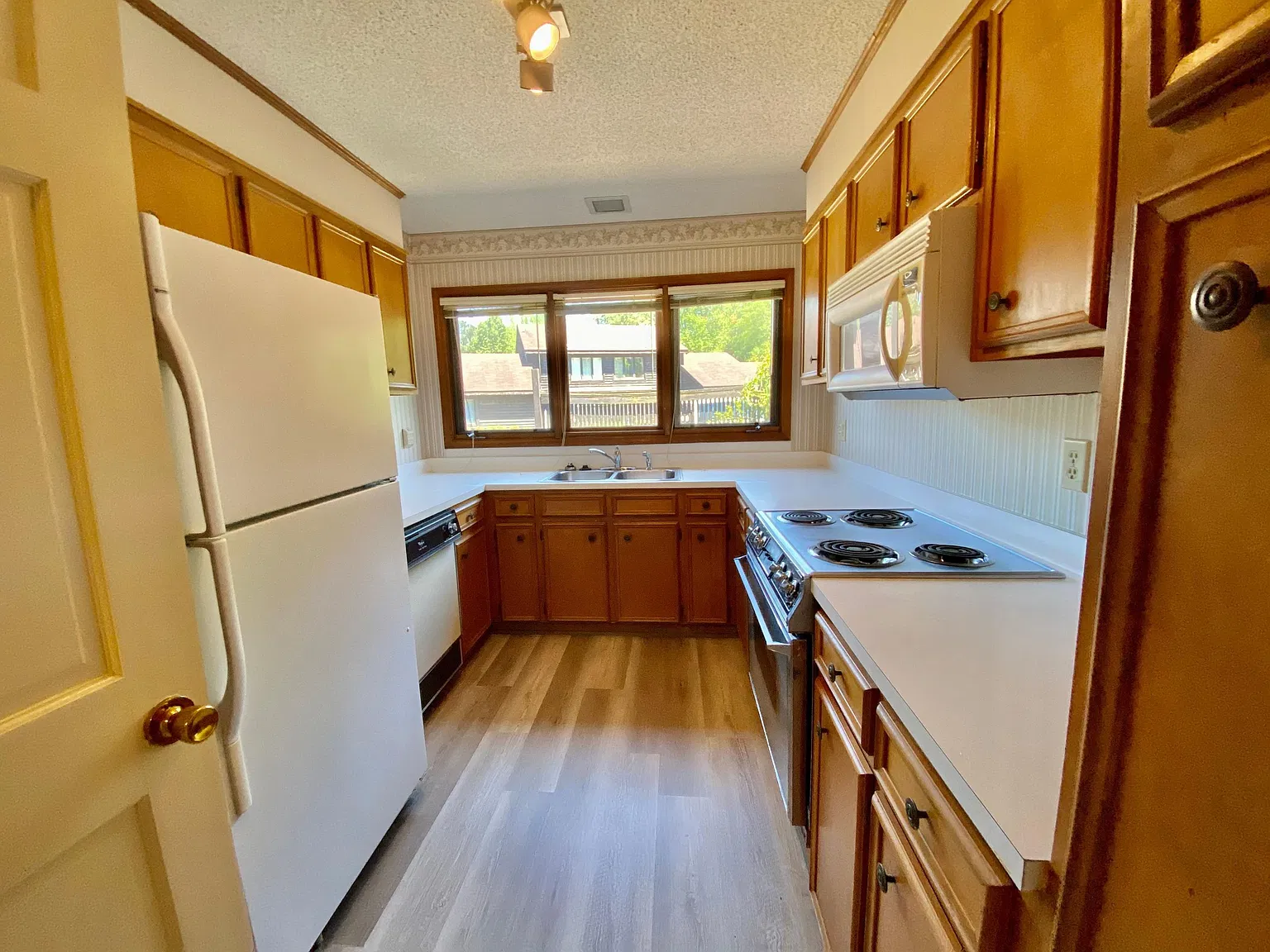 2 bed, 2.5 bath, 1326 sqft, $2,400 — Photo 2