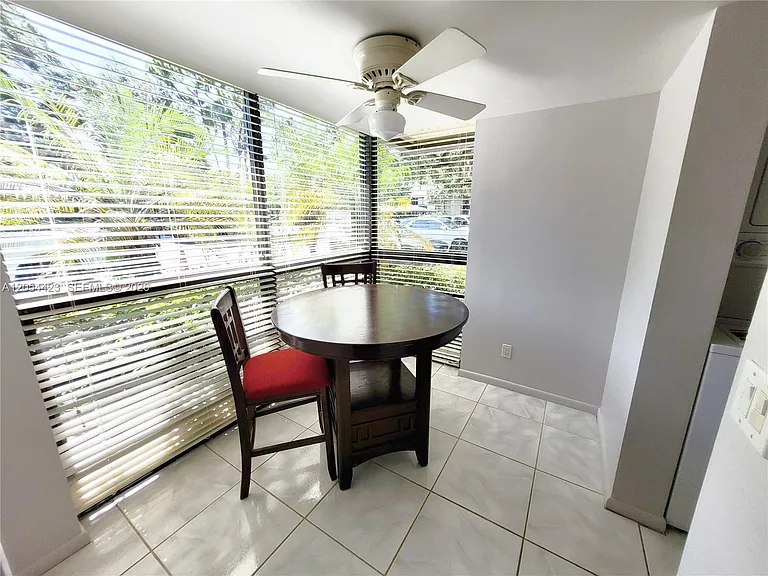 7523 Greenlake Way #C — Photo 9