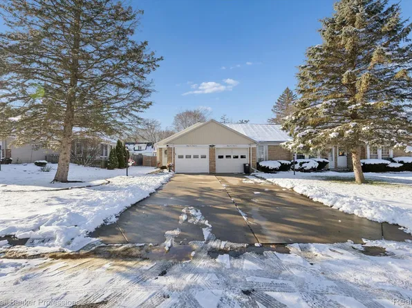 3141 Pinegate Dr, Flushing, MI 48433