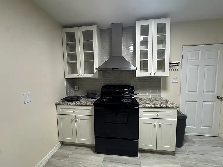 209-215 S Riverside Dr — Photo 4