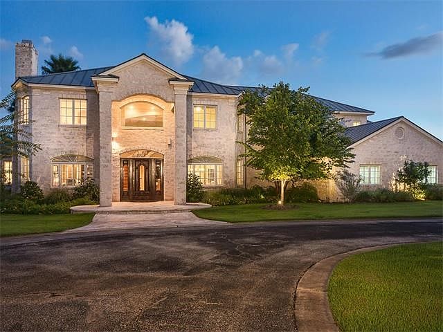Casual yet Elegant Curb appeal