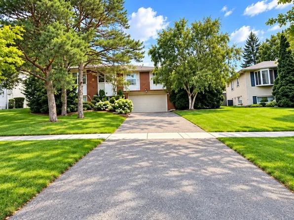 7 The Links Rd, Toronto, ON M2P 1T4