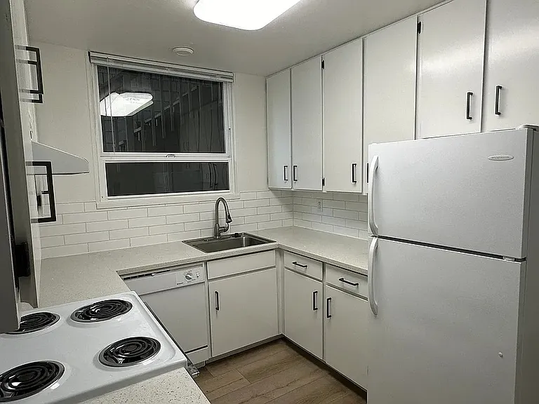Westbay Apartments — Photo 6
