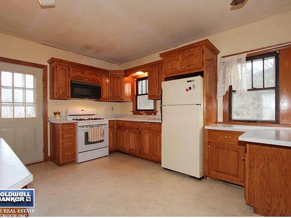 Fully applianced kitchen