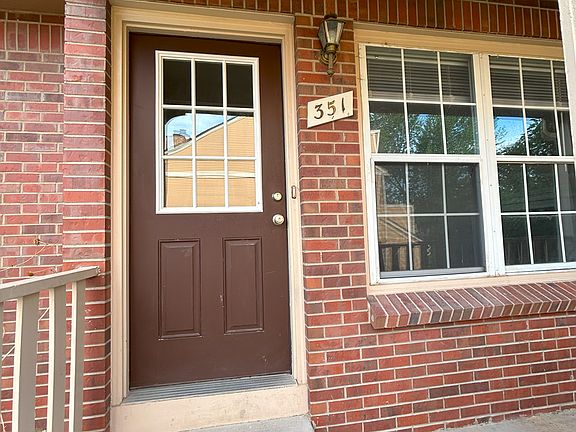Entryway with porch