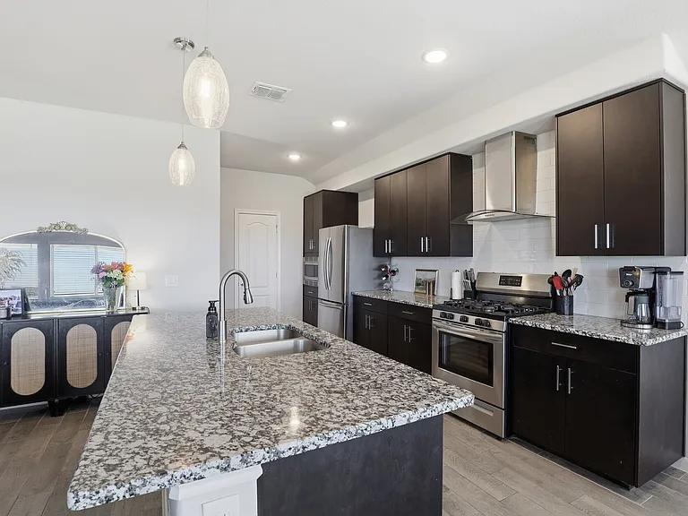 1032 Fairfax Dr — Photo 5