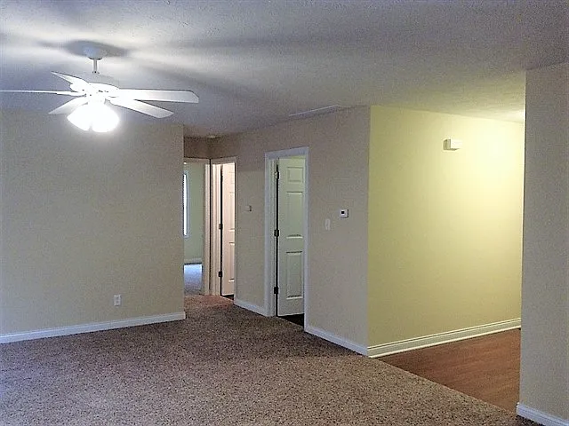 1207 Meadowood Dr — Photo 7