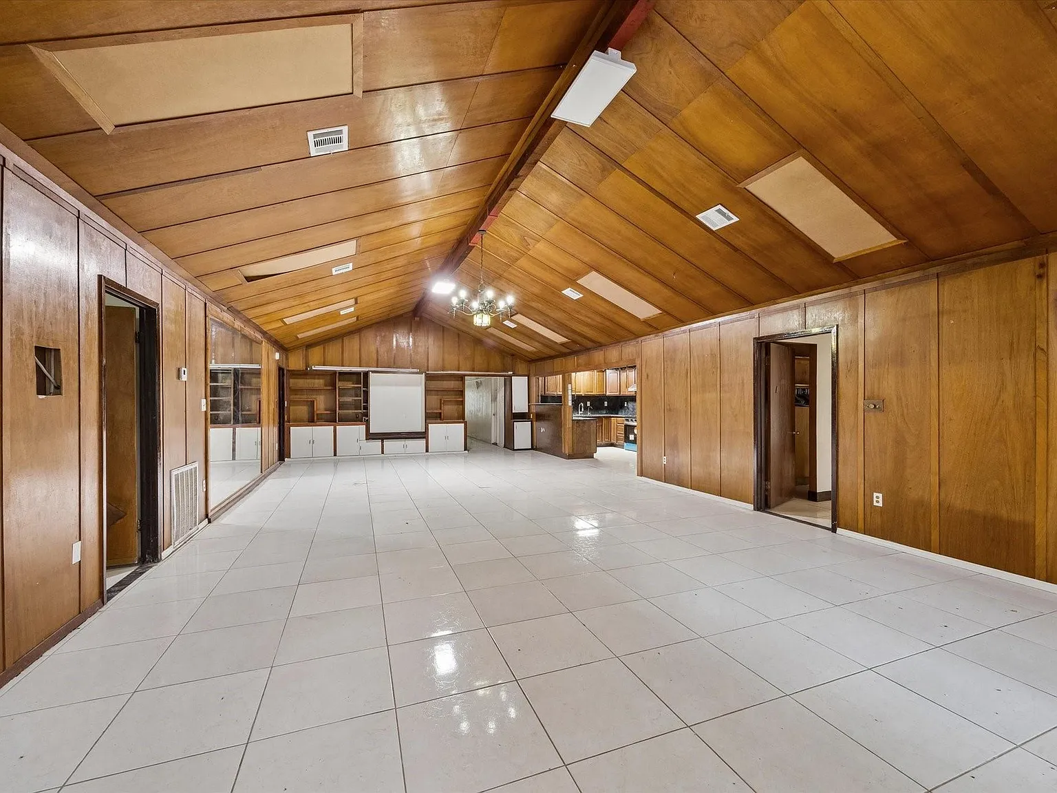8 bed, 3.5 bath, 3959 sqft, $3,500 — Photo 3