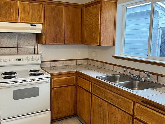 3rd image of 254 & 254A Montgomery Ave #254