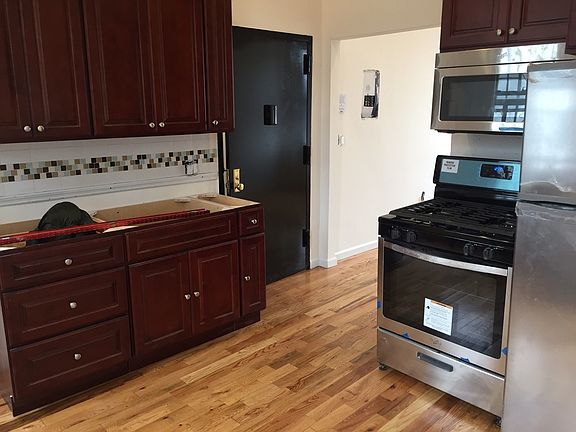 3rd image of 1340 Dekalb Ave #1