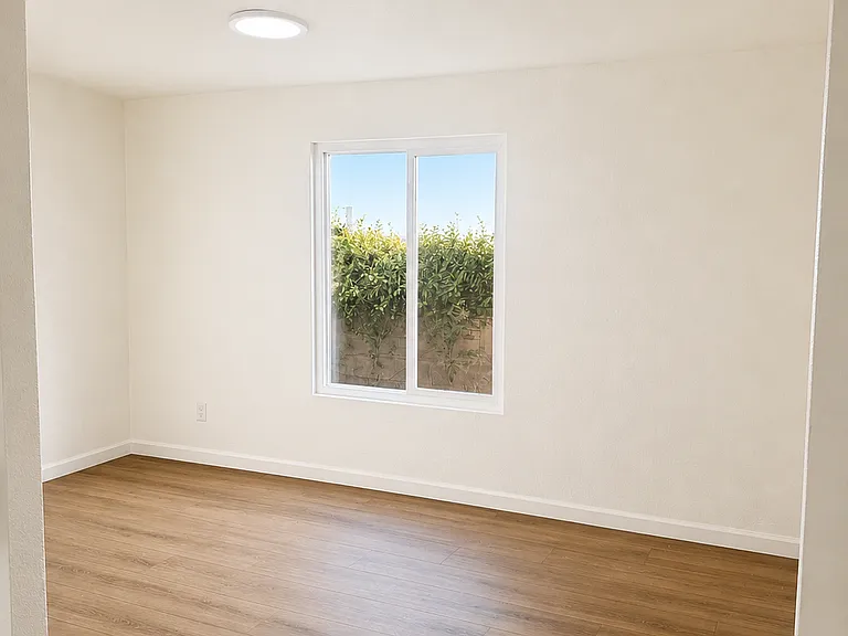 1021 E Cortland Ave — Photo 21