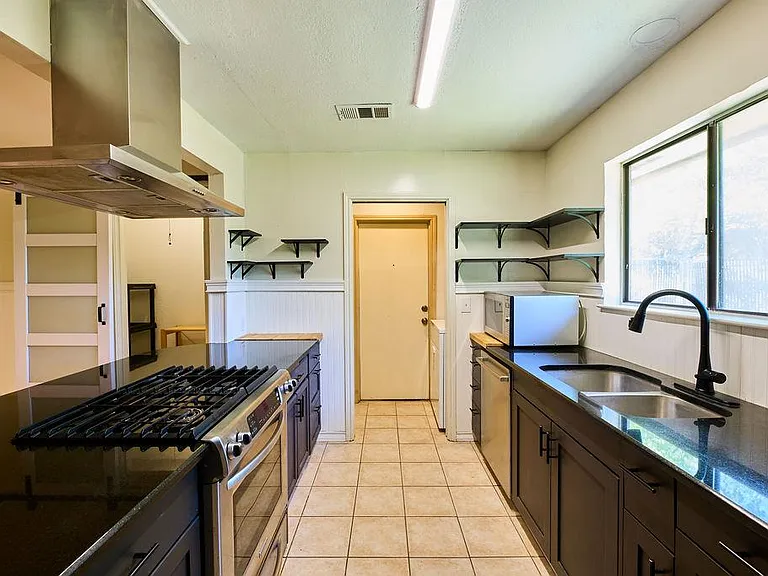 1105 Stratford Cv — Photo 16
