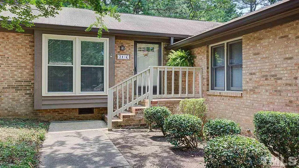 3 bed, 1320 sqft, $1,850 — Photo 1