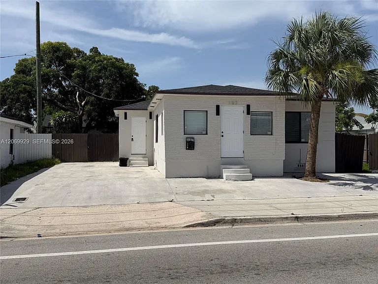 107 W Pembroke Rd — Photo 1